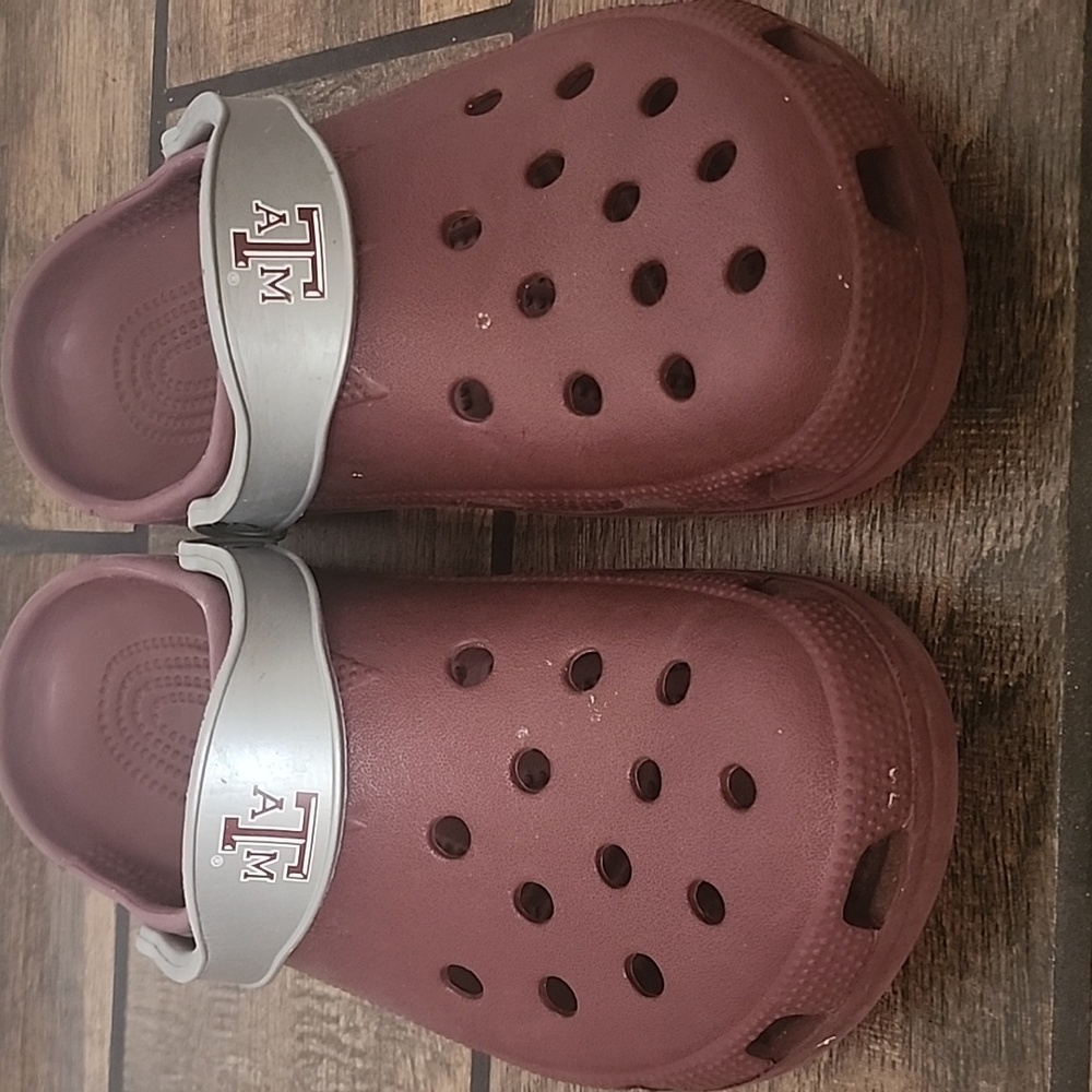 Texas A&M Aggie Maroon Silver Crocs Size XL Men 10-11 Women 12-14 - Picture 2 of 8